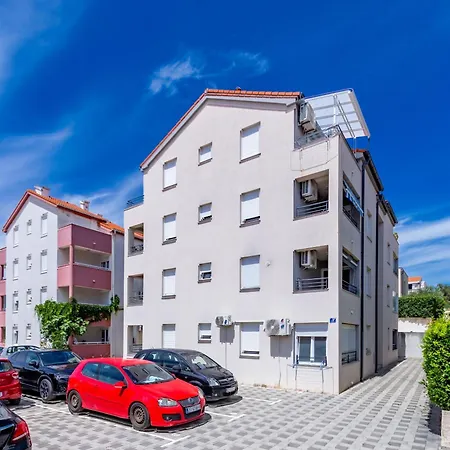 Apartmants Neli דירה
